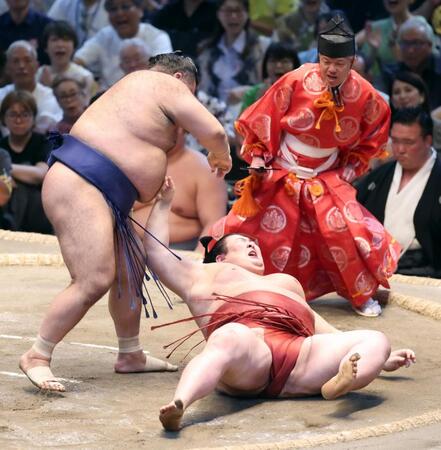 　熱海富士（右）が下手投げで高安に敗れる