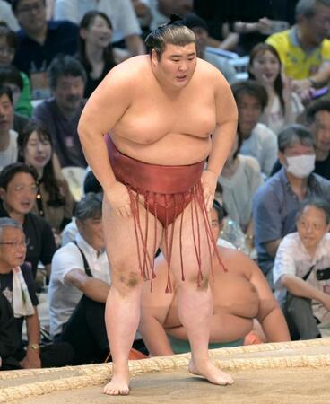 　熱海富士が下手投げで高安に敗れる