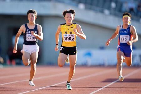 　男子１００メートルで高校新記録の１０秒００で優勝した星稜の清水空跳（中央）