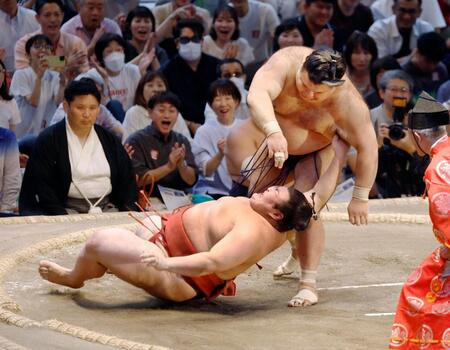 　高安（上）が下手投げで熱海富士を破る