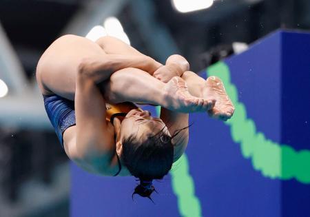 　混合団体　３メートル板飛び込みの演技をする三上紗也可＝シンガポール（共同）