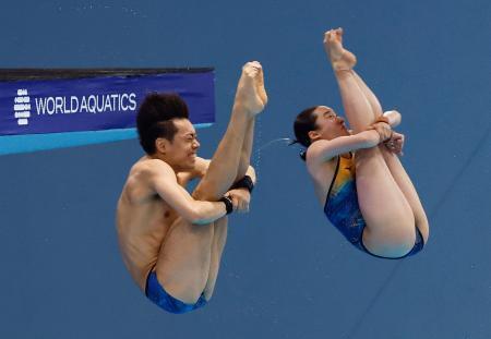 　混合団体　混合シンクロ高飛び込みの演技をする西田玲雄（左）、金戸凜組＝シンガポール（共同）