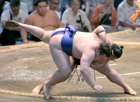 　安青錦（手前）が寄り切りで草野に敗れる