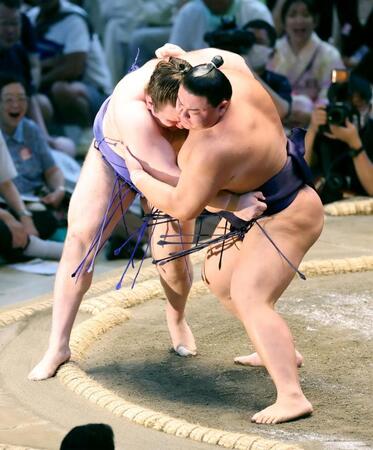 　草野（右）が寄り切りで安青錦を破る