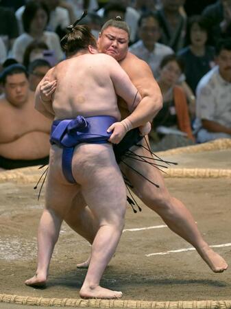 　草野（右）が寄り切りで安青錦を破る