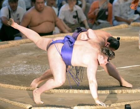 　安青錦（手前）が寄り切りで草野に敗れる