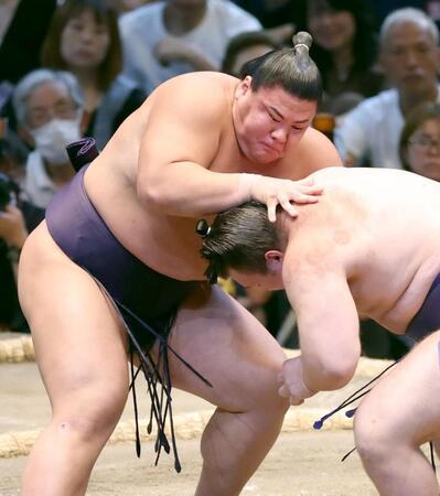 　安青錦（右）を攻める草野