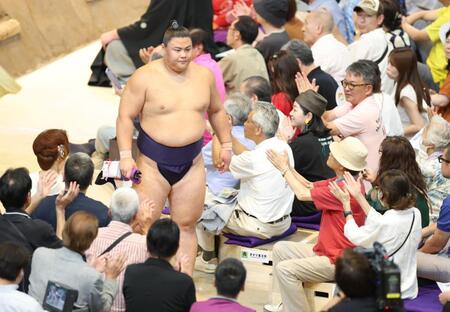 　安青錦を破り花道を引き揚げる草野