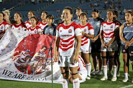 　スペインに勝利し、あいさつするラグビー女子日本代表の長田いろは＝秩父宮