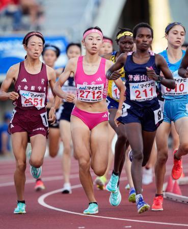 　女子１５００メートルで３位だった東大阪大敬愛の久保凜（中央）＝ホットスタッフフィールド広島