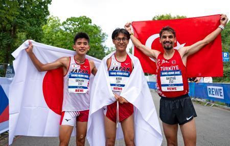 　陸上男子ハーフマラソンで優勝した工藤慎作（中央）。左は銅メダルの上原琉翔＝ボーフム（（Ｃ）Ｎｉｋｌａｓ　Ｈａｅｒｔｉｇ／Ｒｈｉｎｅ-Ｒｕｈｒ　２０２５、共同）
