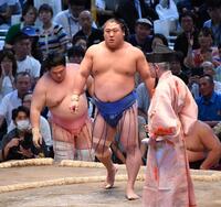 　若隆景（手前）に押し倒しで敗れた宇良＝２５日