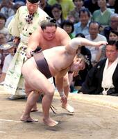 　霧島（手前）を攻める琴勝峰