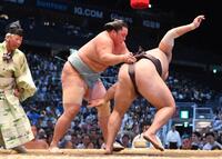 　霧島（右）を上手投げで破った琴勝峰（撮影・開出牧）