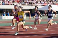 　男子１００メートルで高校新記録の１０秒００で優勝した星稜の清水空跳（手前）