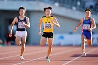 　男子１００メートルで高校新記録の１０秒００で優勝した星稜の清水空跳（中央）