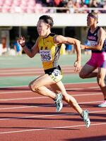 　男子１００メートルで高校新記録の１０秒００で優勝した星稜の清水空跳