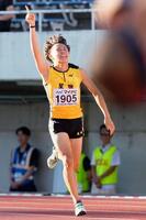 　男子１００メートルのレースを終え、喜ぶ星稜の清水空跳