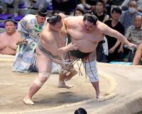 　大奄美（右）を攻める朝乃山