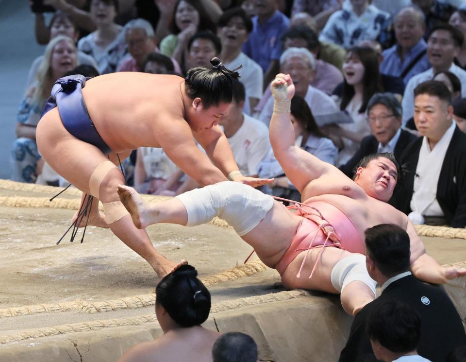 　若隆景（左）に押し倒しで敗れた宇良＝２５日