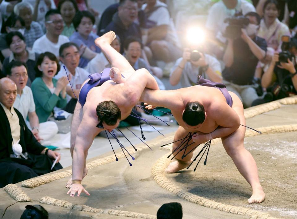 　草野（右）が寄り切りで安青錦を破る