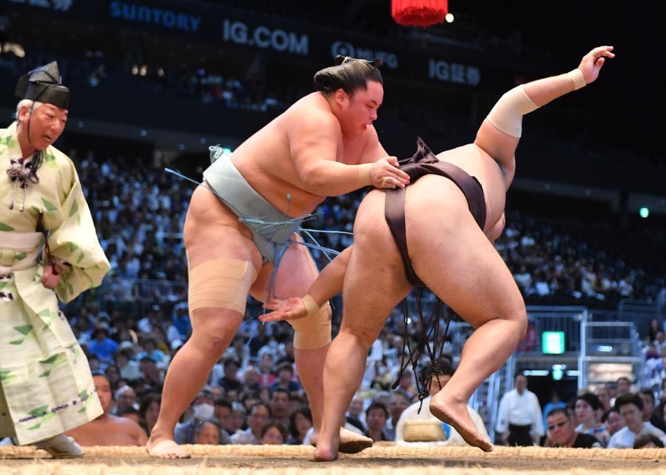 　霧島（右）を上手投げで破った琴勝峰（撮影・開出牧）