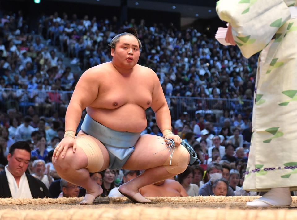 　霧島を上手投げで破り勝ち名乗りを受ける琴勝峰（撮影・開出牧）