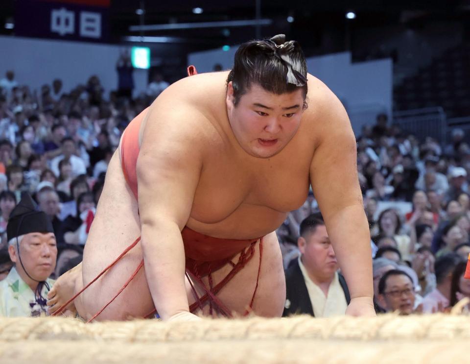 　熱海富士が下手投げで高安に敗れる