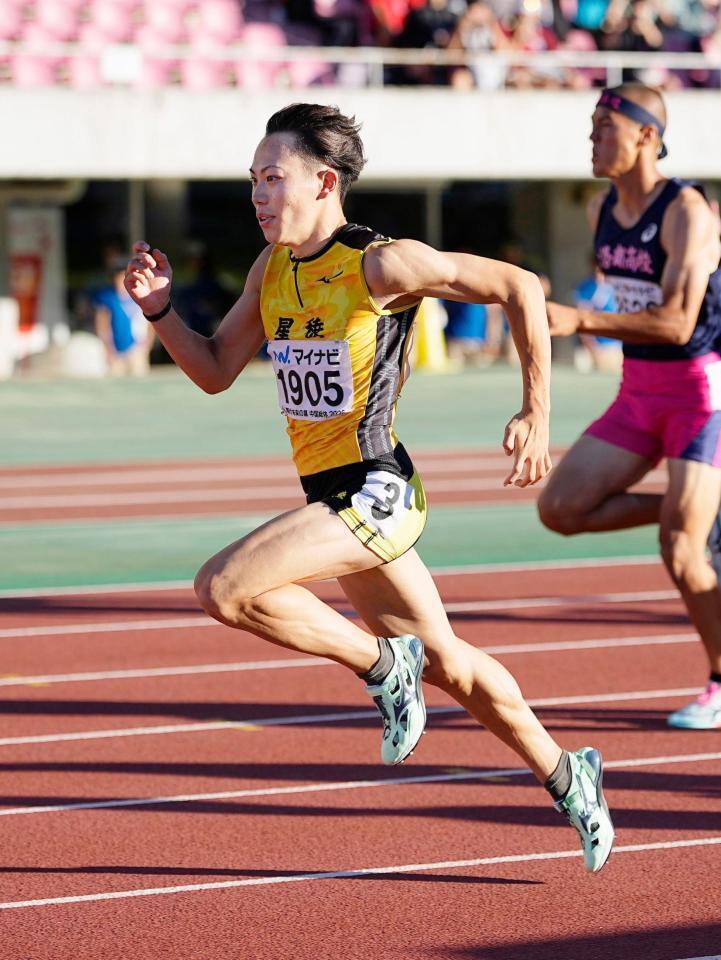 　男子１００メートルで高校新記録の１０秒００で優勝した星稜の清水空跳