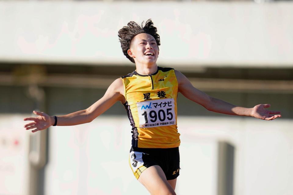 　男子１００メートルのレースを終え、喜ぶ星稜の清水空跳