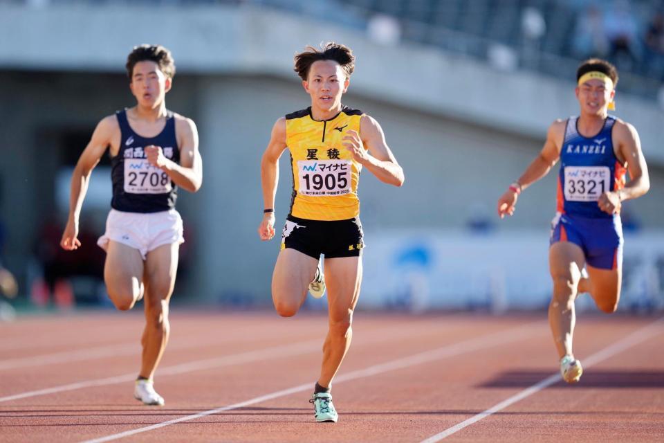 　男子１００メートルで高校新記録の１０秒００で優勝した星稜の清水空跳（中央）