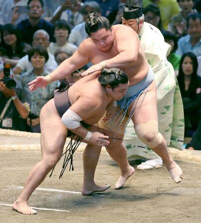 　霧島（手前）を攻める琴勝峰