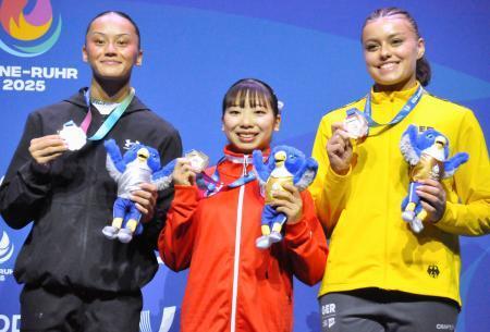 　体操女子種目別の平均台で優勝した芦川うらら（中央）＝エッセン（共同）
