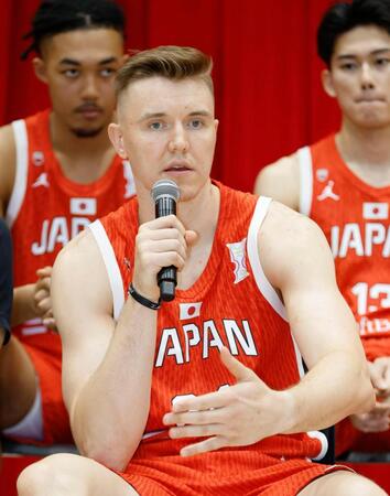 　日本代表に選ばれ、記者会見するホーキンソン