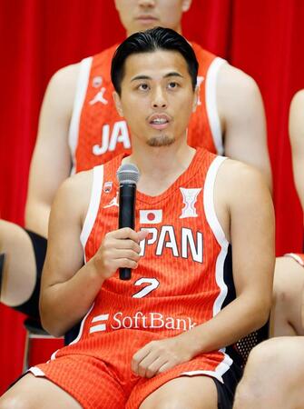 　日本代表に選ばれ、記者会見する富樫