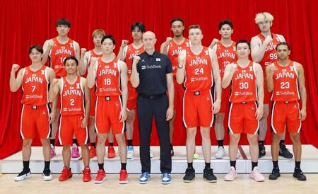 　アジア・カップの日本代表が発表され、ポーズをとるホーバス監督（中央）ら