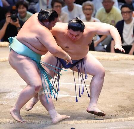 　大の里（右）が寄り切りで琴桜を下す