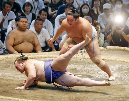 　大相撲名古屋場所千秋楽で安青錦（左）を突き落としで破り、初優勝を決めた琴勝峰＝２７日、名古屋市のＩＧアリーナ