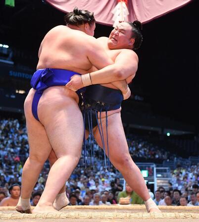 　欧勝馬（左）を寄り切りで破った玉鷲（撮影・開出牧）