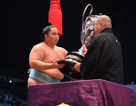 　八角理事長（右）から賜杯を受け取る琴勝峰（代表撮影）