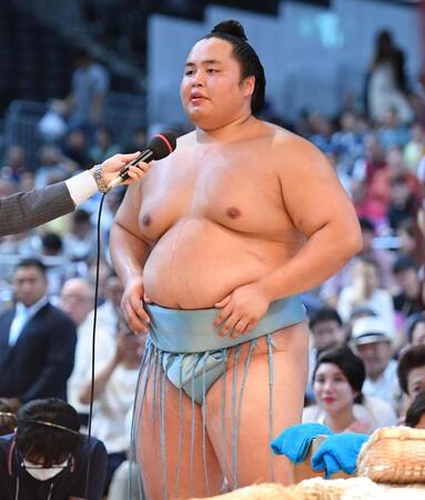 　優勝インタビューで喜びを語る琴勝峰（代表撮影）