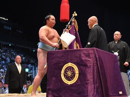 　優勝旗を授与された琴勝峰（代表撮影）
