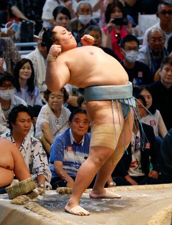 　安青錦との一番に臨む琴勝峰