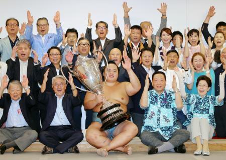 　大相撲名古屋場所で初優勝し、賜杯を手に喜ぶ琴勝峰（中央）ら＝２７日、名古屋市のＩＧアリーナ（代表撮影）