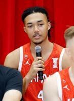 　日本代表に選ばれ、記者会見するジェイコブス