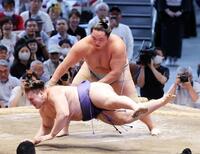 　琴勝峰が突き落としで安青錦を破る