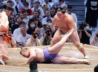 　琴勝峰が突き落としで安青錦を破る