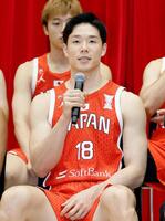 　日本代表に選ばれ、記者会見する馬場