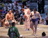 　琴勝峰（左）に敗れ引き揚げる安青錦