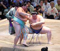 　大の里（右）が寄り切りで琴桜を下す